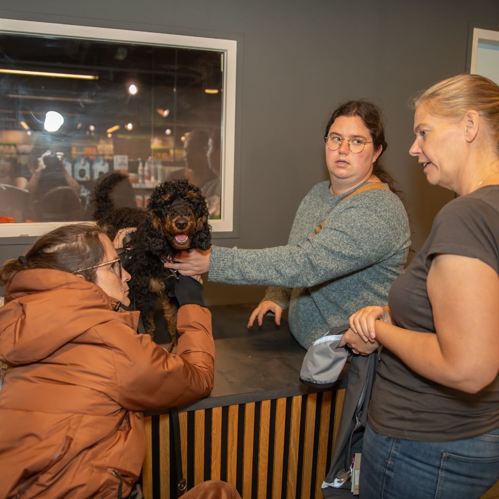 Kathleen adviseert in de winkel
