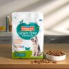 Smølke Grain Free Formula verpakking met brokjes in witte kom