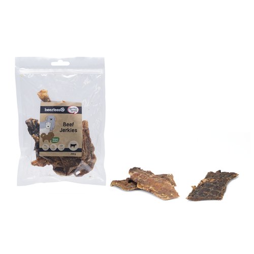 Beeztees Beef Jerkies 200 g – verpakking met gedroogde rundvlees strips ernaast