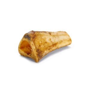 Beeztees gedroogde rundermergpijp 10 cm met folie verpakking en bot op witte achtergrond