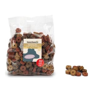 Voordeelverpakking Beeztees Mjammies Mix hondensnacks van 1250 gram met een hoopje losse snacks ernaast