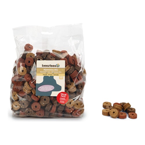 Voordeelverpakking Beeztees Mjammies Mix hondensnacks van 1250 gram met een hoopje losse snacks ernaast