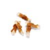 Drie Beeztees Party Bones koekjes met kip als beloning voor de hond