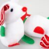 Close-up van een witte pluche kerstmuis met rood bolneusje en groene vilten pootjes