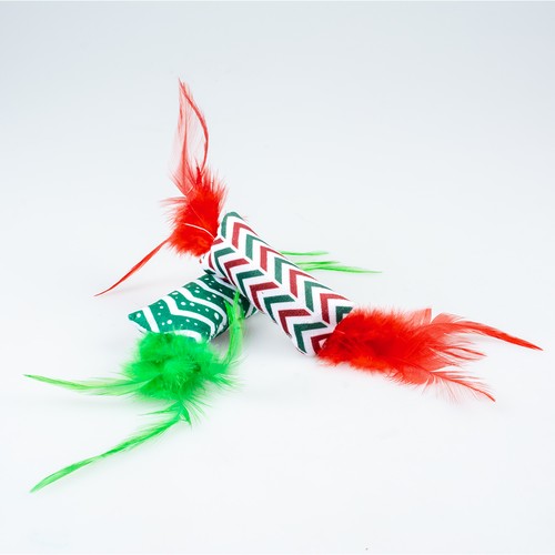 Rood en groen kattenspeeltje met veren en kerstprint op een witte ondergrond