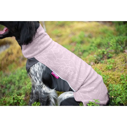 Detailfoto Pomppa JumppaPomppa fleece kleur Elderberry op hond, Pomppa label en fleecepatroon zichtbaar