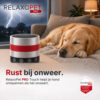 Hond slaapt rustig op de bank tijdens onweer met de RelaxoPet PRO Touch ernaast