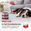 Hond ligt ontspannen op het tapijt naast de RelaxoPet PRO Touch