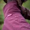 Detail van de waterafstotende softshell stof van de SporttiPomppa met parelende waterdruppels
