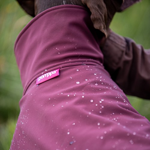 Detail van de waterafstotende softshell stof van de SporttiPomppa met parelende waterdruppels