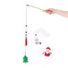 Hand houdt ZippyClaws kattenhengel vast met kerstboomkoekje aan het touw