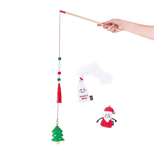 Hand houdt ZippyClaws kattenhengel vast met kerstboomkoekje aan het touw