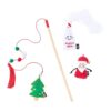Kattenhengel van bamboe met pompons, rode kwast en drie kerstspeeltjes