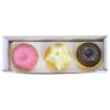 Drie Blue Tree Cheesie Cupcakes hondencupcakes in roze, wit en bruin in een geopend doosje