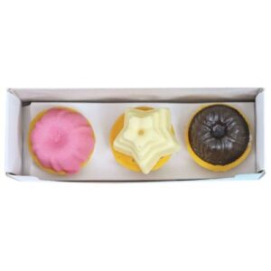Drie Blue Tree Cheesie Cupcakes hondencupcakes in roze, wit en bruin in een geopend doosje