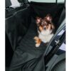 Border Collie liggend op auto-beschermdeken met volledig opgerichte zijkanten, bescherming rondom