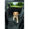 Golden Retriever liggend op Trixie auto-beschermdeken op achterbank, aanzicht vanuit open zijdeur