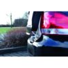 Car Cooler 10cm klem bevestigd aan kofferbakklep van donkerblauwe auto voor ventilatie van hond