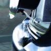 Car Cooler 10cm klem gemonteerd op kofferbakklep van zilveren auto, close-up gegalvaniseerd metaal