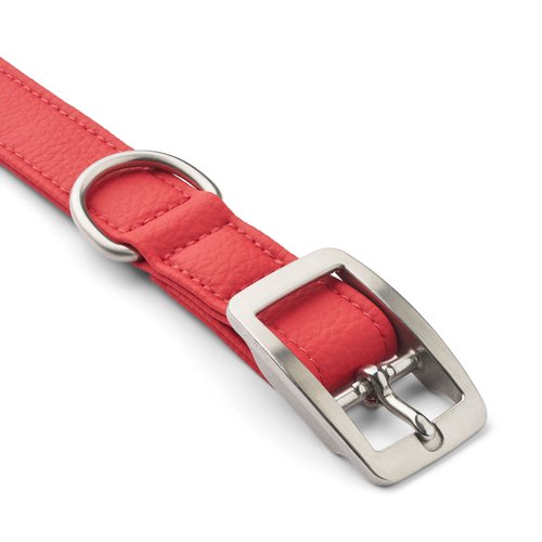 DOG Copenhagen Urban Classic hondenhalsband rood (Classic Red), close-up roestvrijstalen gesp en D-ring, witte achtergrond