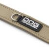 DOG Copenhagen Urban Classic hondenhalsband zandkleurig (Desert Dune), close-up DOG Copenhagen label, witte achtergrond