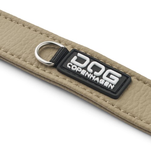 DOG Copenhagen Urban Classic hondenhalsband zandkleurig (Desert Dune), close-up DOG Copenhagen label, witte achtergrond