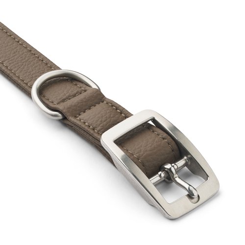 DOG Copenhagen Urban Classic hondenhalsband mocca, close-up roestvrijstalen gesp en D-ring, witte achtergrond