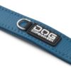 DOG Copenhagen Urban Classic hondenhalsband blauw (Ocean Blue), close-up DOG Copenhagen label, witte achtergrond