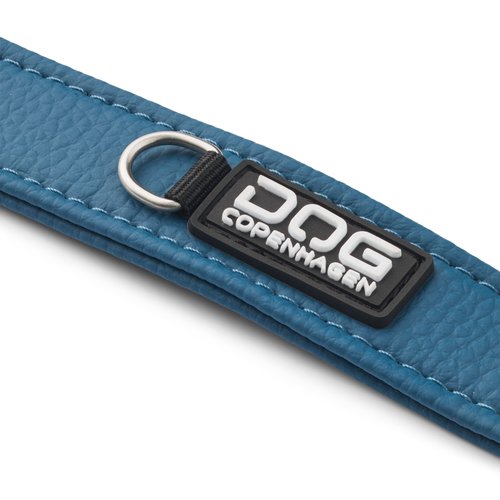 DOG Copenhagen Urban Classic hondenhalsband blauw (Ocean Blue), close-up DOG Copenhagen label, witte achtergrond