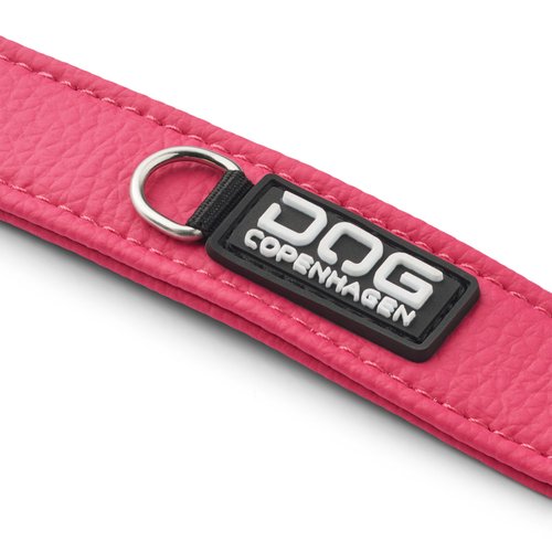 DOG Copenhagen Urban Classic hondenhalsband roze (Wild Rose), close-up DOG Copenhagen label, witte achtergrond