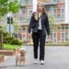 DOG Copenhagen Urban Classic hondenlijn – vrouw loopt met kleine krullende hond aan lijn in stadsstraat