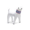 Beeztees Stripeze koelhalsband in blauw wit gestreept met rode rand om de nek van een witte hond