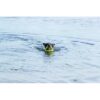 Hond zwemt in open water met Trixie Aqua Toy Grijper limoengroen in de bek
