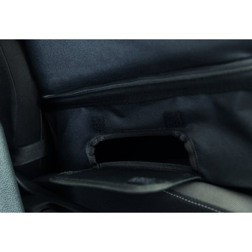 Detailopname bevestigingsconstructie Trixie autostoel hond geplaatst in auto-interieur