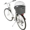 Trixie hondenfietsmand grijs op bagagedrager witte stadsfiets, zijaanzicht