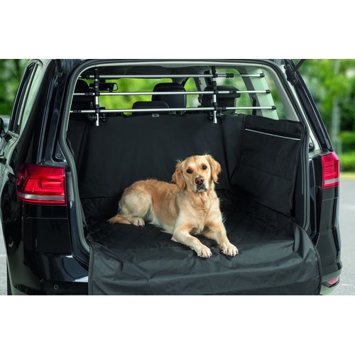 Golden Retriever liggend op Trixie kofferbak beschermdeken zwart in SUV kofferbak buiten