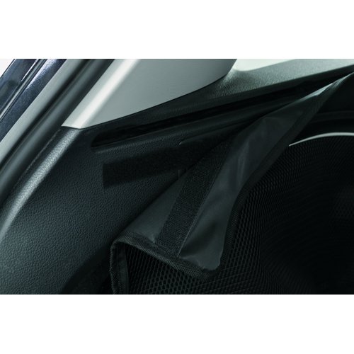 Detailfoto klittenband zijkant kofferbak beschermdeken op kofferbakbekleding