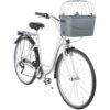 Trixie stuur-fietsmand grijs gemonteerd op witte stadsfiets, volledig zijaanzicht