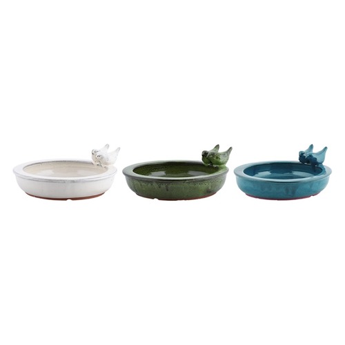 Rond vogelbad van keramiek in crème, groen en blauw met vogeltje op de rand