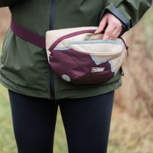 Pomppa Belt Bag heuptas voor de hond in bordeaux en zand, om het middel gedragen