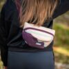 Pomppa Belt Bag heuptas met verstelbare bordeaux riem, gedragen om de taille