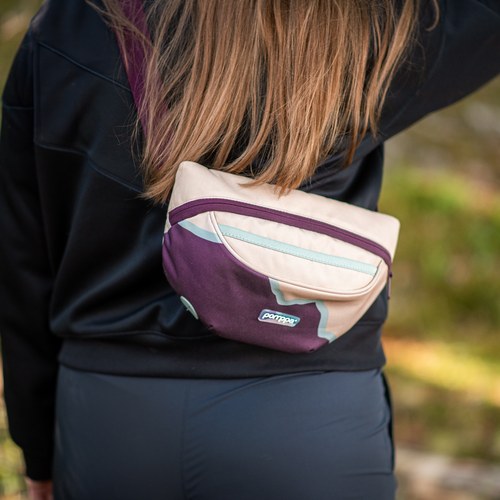 Pomppa Belt Bag heuptas met verstelbare bordeaux riem, gedragen om de taille
