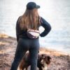 Pomppa Belt Bag als crossbody gedragen tijdens een wandeling met de hond