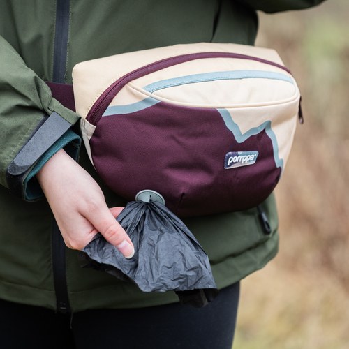 Poepzakhouder van de Pomppa Belt Bag met poepzakje binnen handbereik
