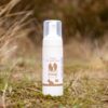 PUUR Hot Spot Foam flacon in het gras, schuim tegen warme plekken op de hondenhuid