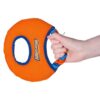 Hand houdt de oranje hondenfrisbee vast aan het elastische handvat