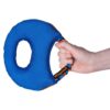 Aero-Tug hondenfrisbee van 22 cm in een hand, om het formaat te laten zien