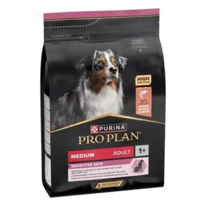Zijaanzicht van de verpakking van Pro Plan hondenbrokken met zalm voor middelgrote honden, met vermelding hoog eiwitgehalte