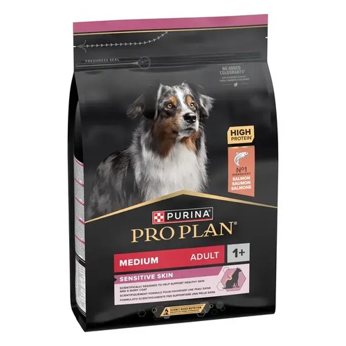 Zijaanzicht van de verpakking van Pro Plan hondenbrokken met zalm voor middelgrote honden, met vermelding hoog eiwitgehalte
