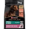 Vooraanzicht van de zak Pro Plan puppybrokjes met zalm, OPTIDERMA formule voor een gevoelige huid